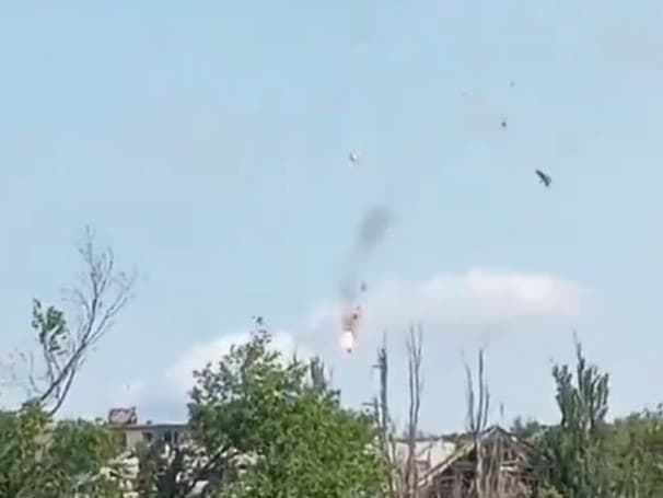 Zo stroja zostali len horiace trosky.