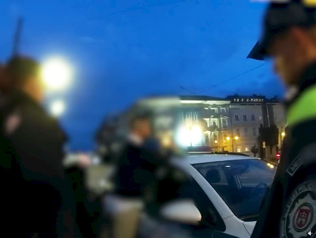 Mladíci s čerstvými titulmi sa v centre mesta zabávali s alkoholom v krvi.