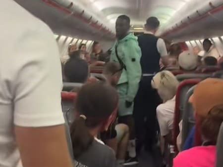 Pasažier na palube lietadla stiahol fľašu vodky a robil problémy.