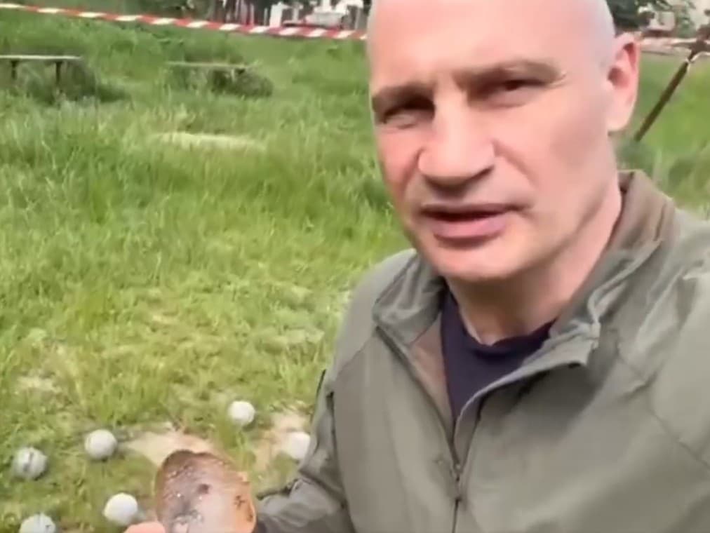 Starosta Kyjeva Vitalij Kličko uverejnil na sociálne siete video, kde v rukách drží zrejme kazetovú muníciu do rakiet. 