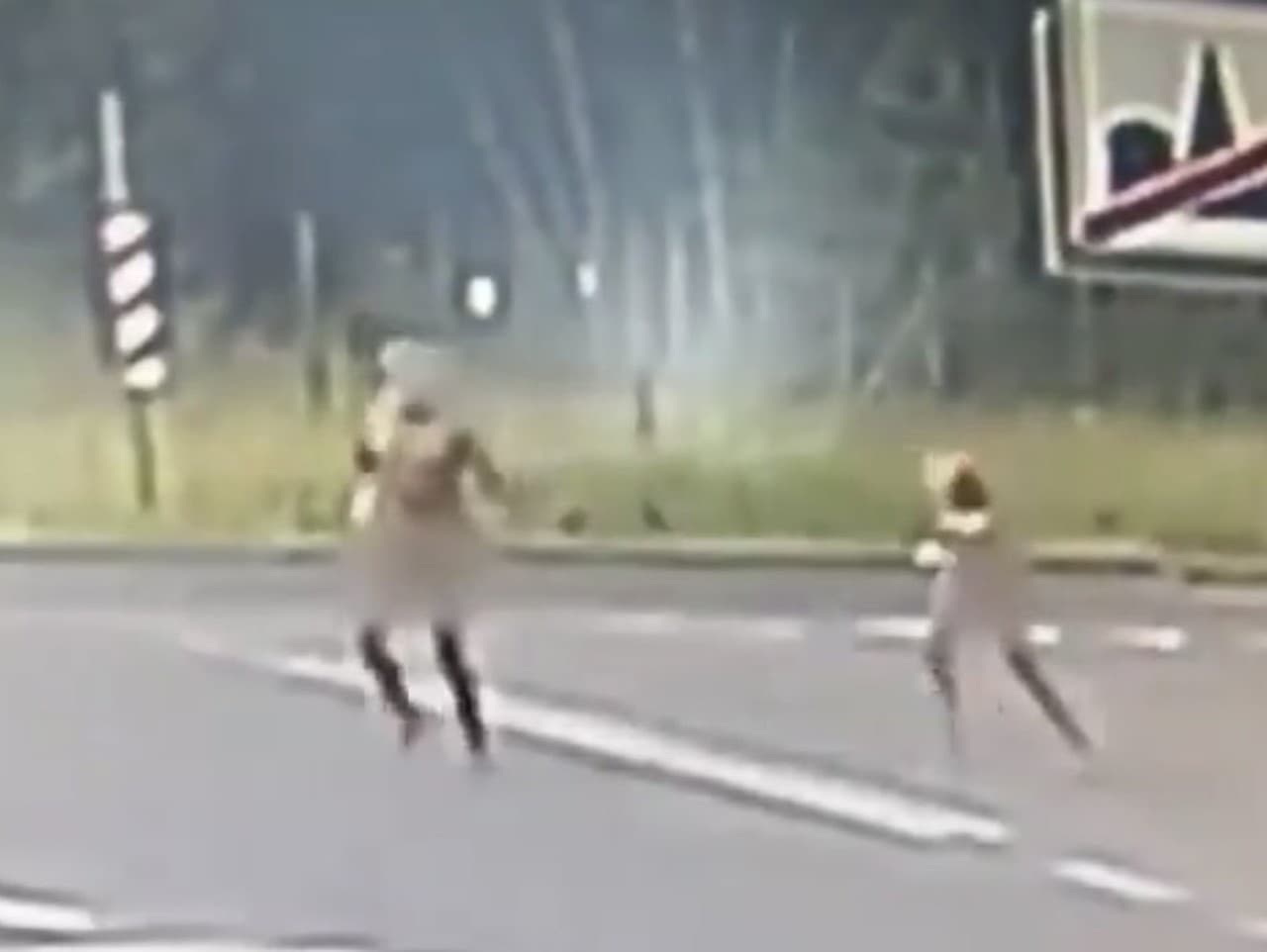 Po uliciach pobehovali nahí cudzinci.