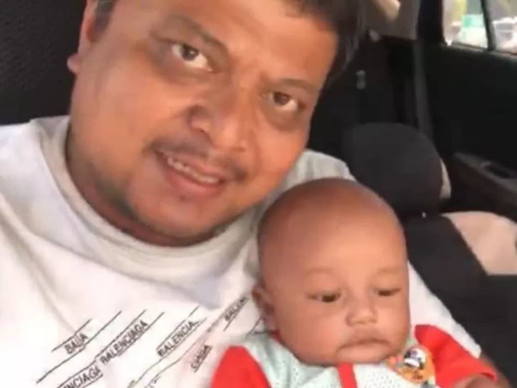 Otec priľahol svoje dieťa.