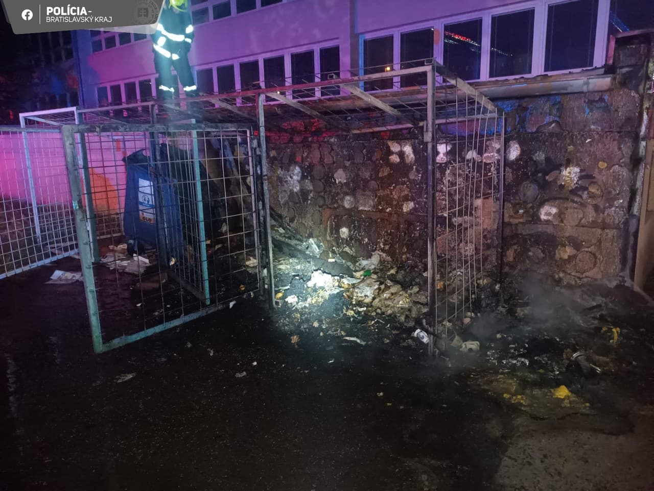 V areáli ZŠ v bratislavskom Ružinove spôsobil škody úmyselný požiar