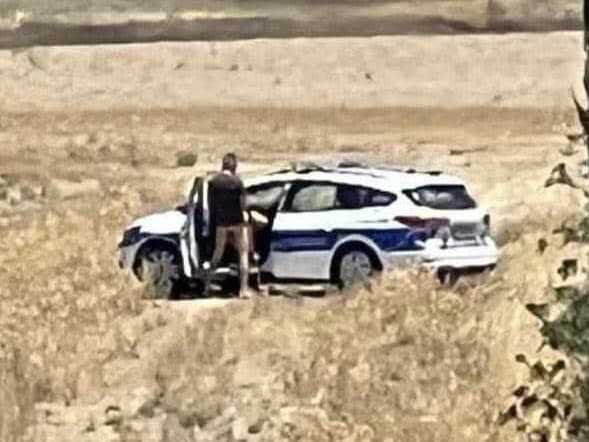 Policajti si užívali uprostred poľa.
