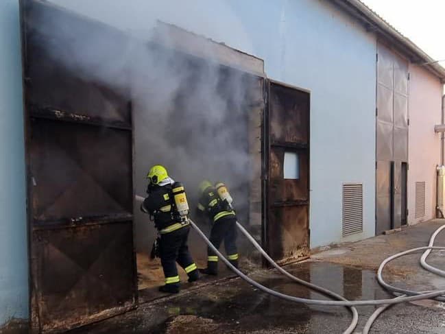 Požiar haly na skladovanie pilín v Šuranoch