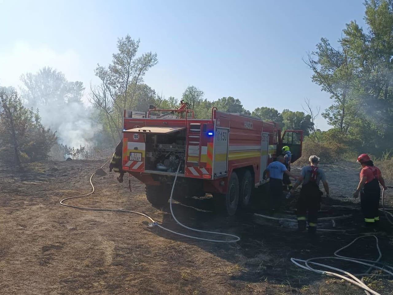 Požiar suchého porastu v obci Drahovce