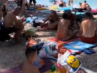 Chorvátska Makarská riviéra praská vo švíkoch