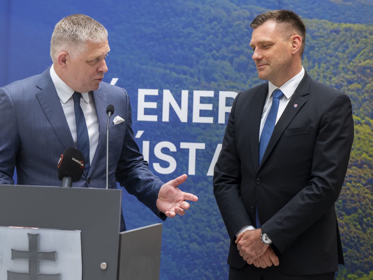 premiér SR Robert Fico (Smer-SD) a podpredseda vlády a minister životného prostredia SR Tomáš Taraba (nominant SNS) 