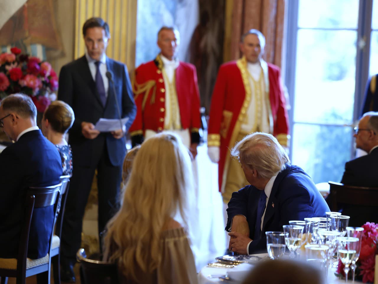 Prezident Donald Trump (v strede) počúva prejav generálneho tajomníka NATO Marka Rutteho (tretí zľava) počas večere pred summitom NATO v Haagu