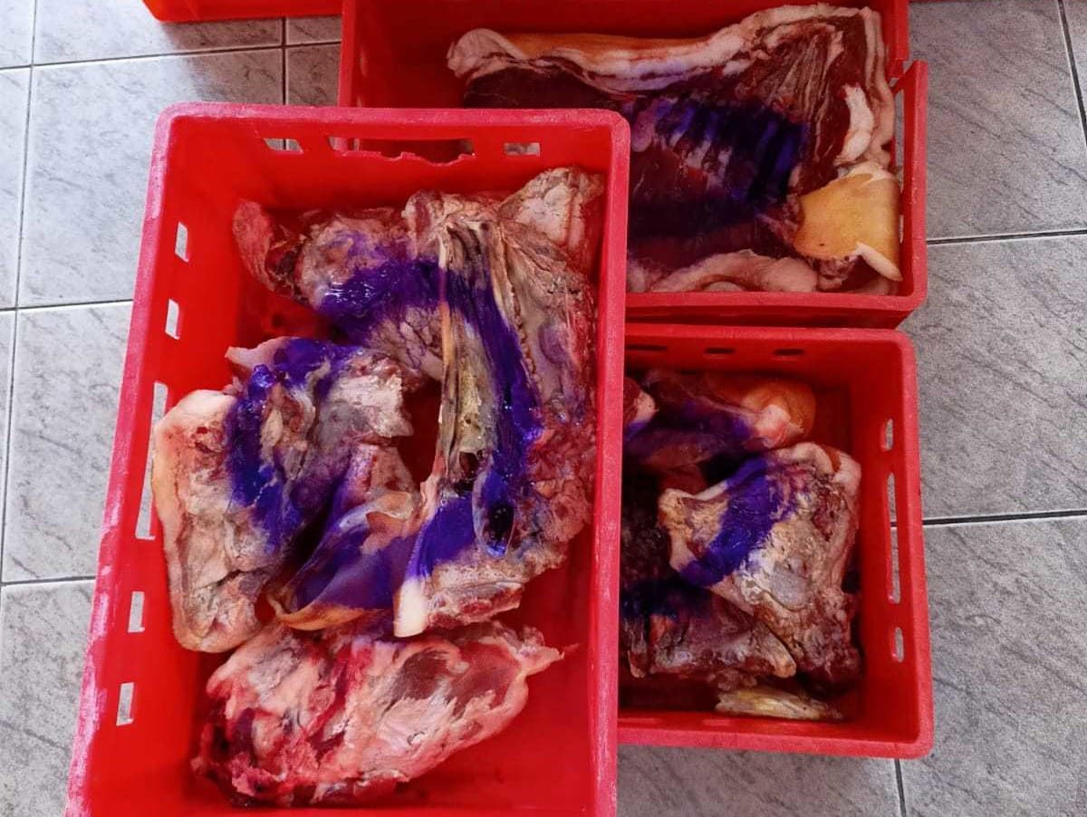 Veterinárnej inšpektorky znehodnotili pokazené mäso modrou farbou