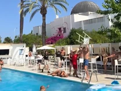 Vyostrený konflikt medzi hosťami zachytili turisti aj na video