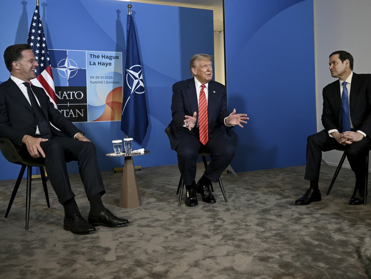 Generálny tajomník NATO Mark Rutte (vľavo) sa rozpráva s americkým prezidentom Donaldom Trumpom (uprostred) a americkým ministrom zahraničných vecí Marcom Rubiom (vpravo)
