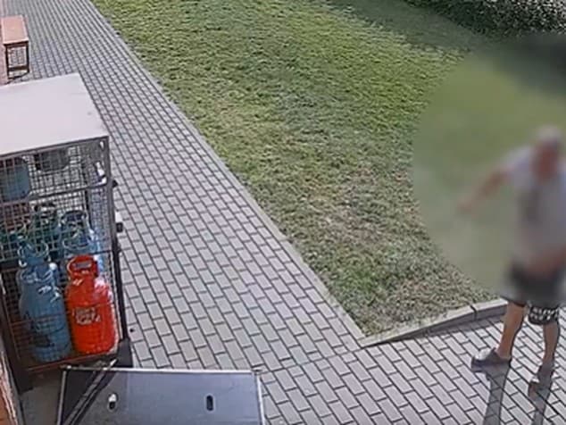 Po dodaní tovaru muž (47) z neznámych dôvodov rozmlátil predajňu aj okolo stojace autá.