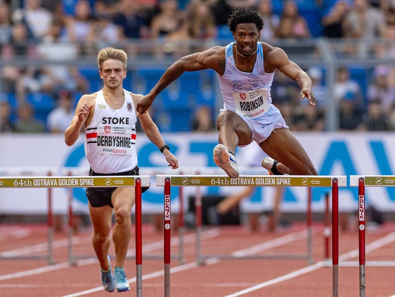 Američan Chris Robinson v akcii počas behu na 400 metrov cez prekážky na atletickom mítingu Zlatá tretra Ostrava 2025 v rámci Svetovej atletickej kontinentálnej tour v Ostrave, Česká republika, 24. júna 2025.