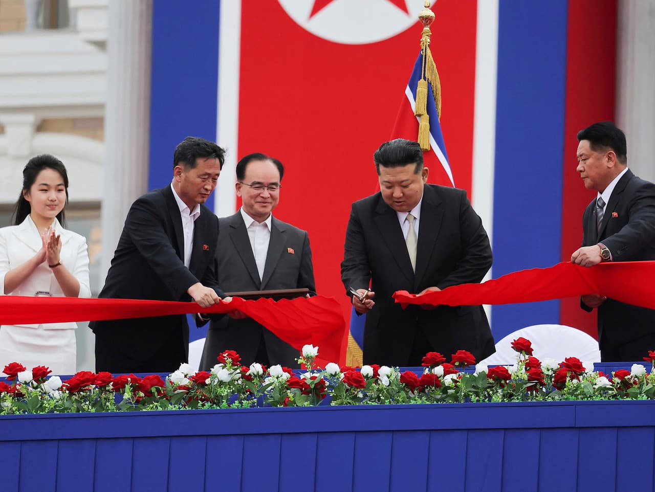 Vodca Severnej Kórey Kim Čong-un s manželkou Ri Sol-ču počas otvárania novej atrakcie Wonsan Kalma.