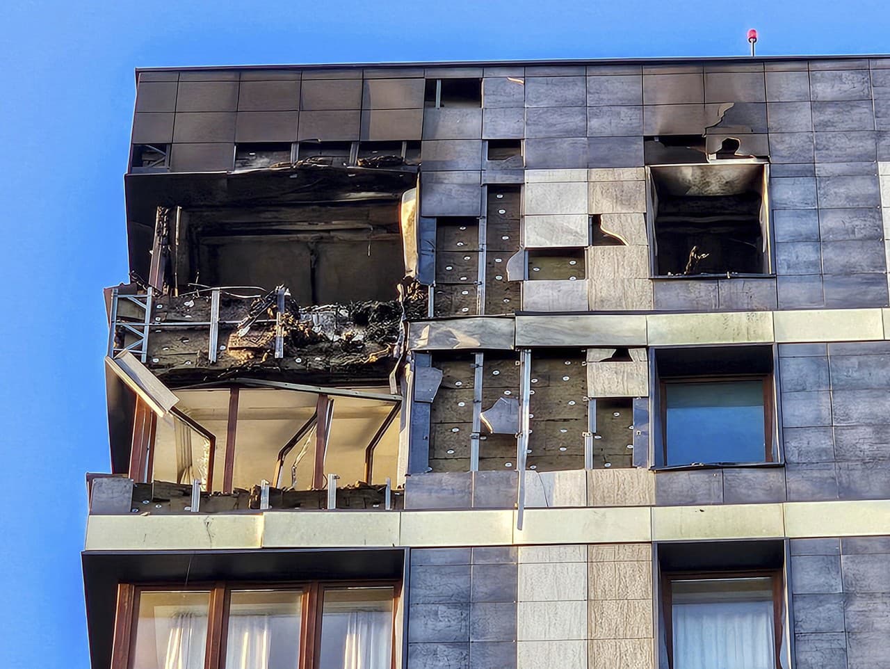 Následky po útoku dronom na predmestí Moskvy