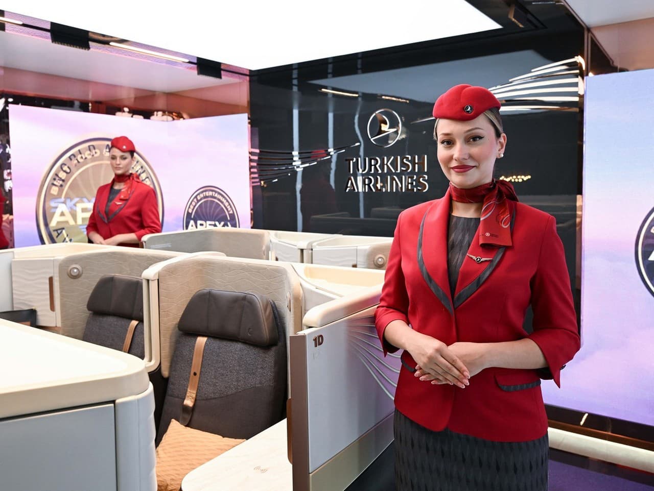 letuška v biznis triede Turkish Airlines