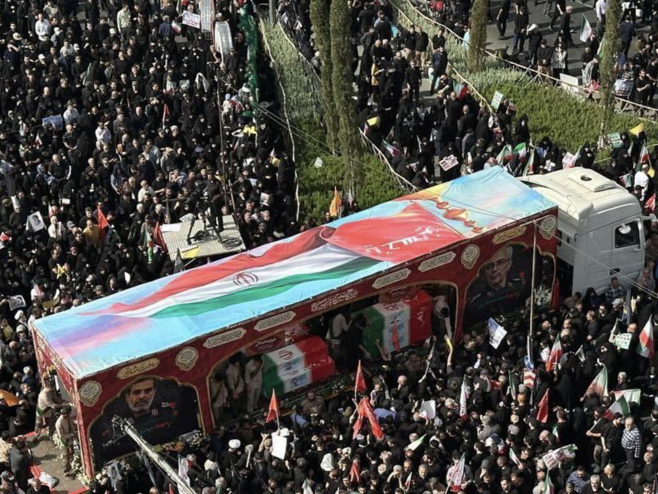 Irán usporiadal štátny pohreb pre približne 60 obetí konfliktu s Izraelom.