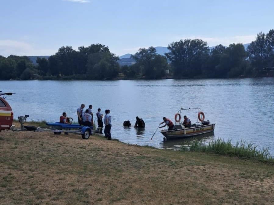 Na Zelenej vode pri Novom Meste nad Váhom zasahovali policajti po prijatí oznámenia o prevrátenom člne nachádzajúcom sa uprostred jazera.