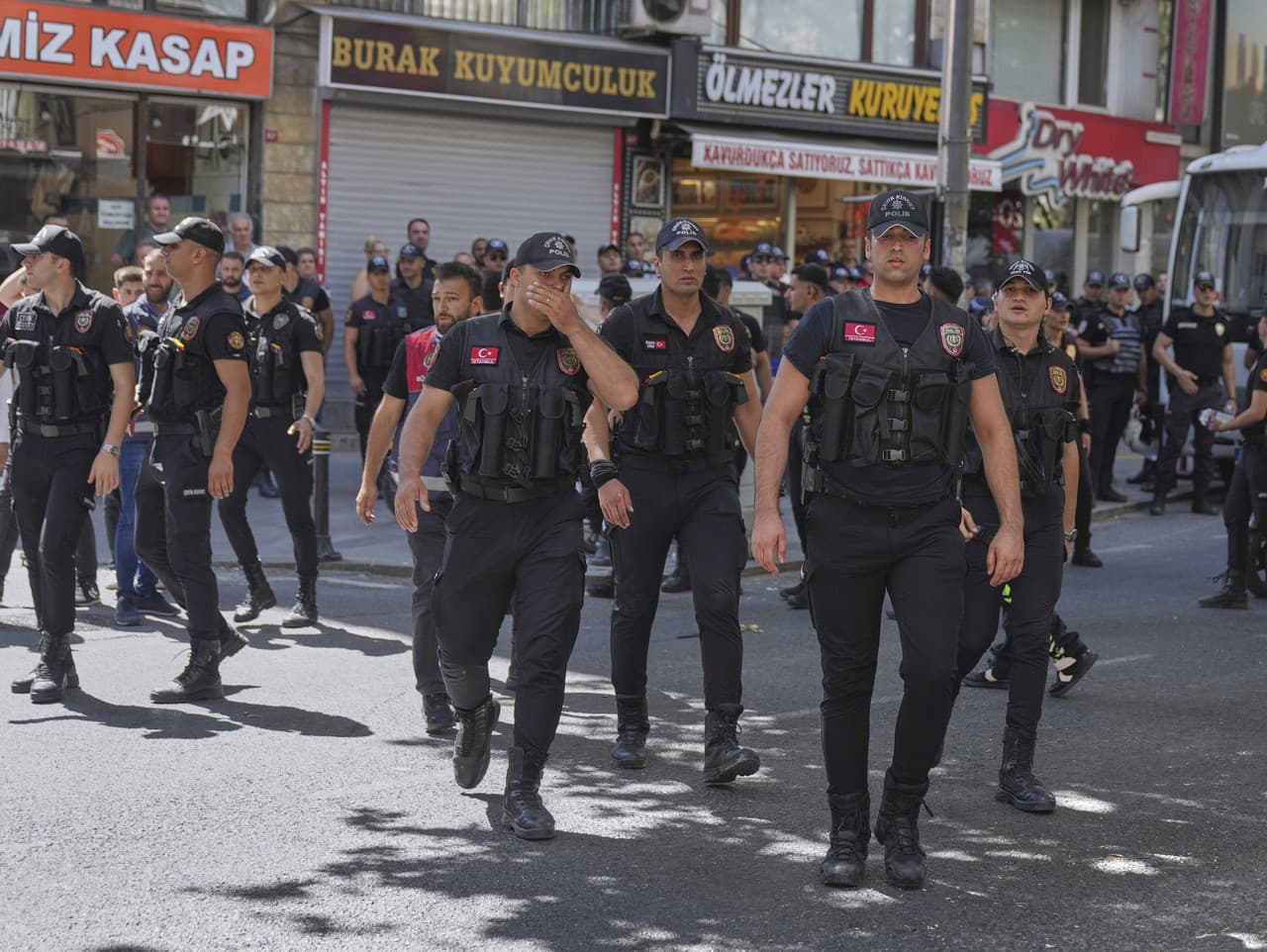 Tureckí policajti blokujú ľudí počas každoročného pochodu LGBTQ+ Pride v Istanbule