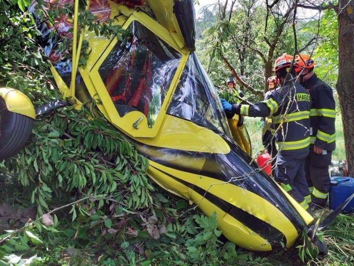 Na Boskoviciach severne od Brna došlo k pádu ultraľahkého lietadla. 