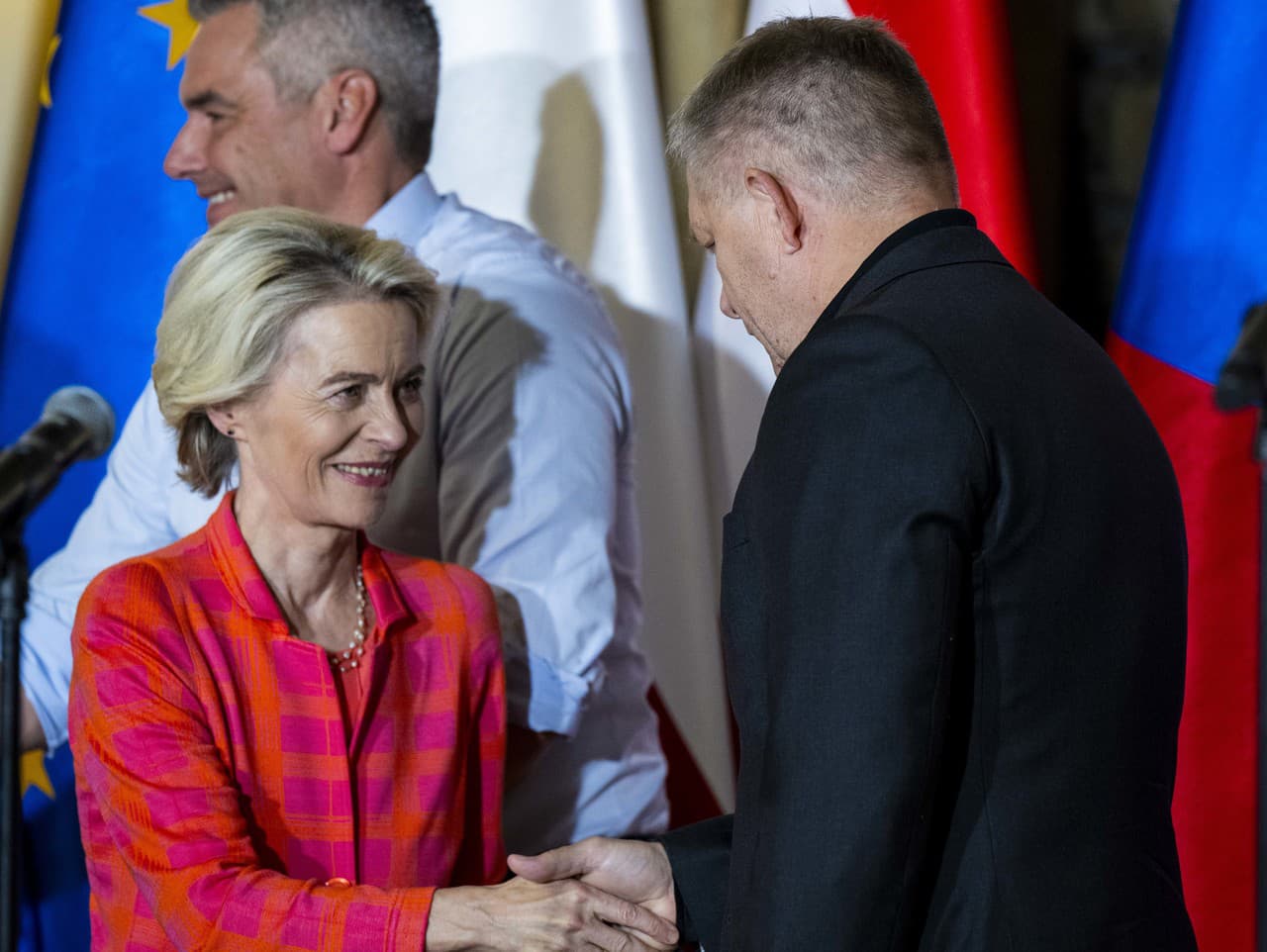 Predsedníčka Európskej komisie Ursula von der Leyenová a premiér SR Robert Fico počas spoločnej tlačovej konferencie