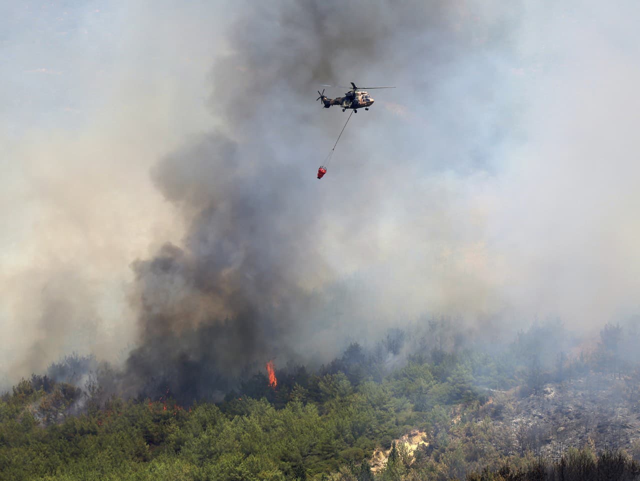 Vrtuľník zasahuje pri lesnom požiari v Seferihisare neďaleko mesta Izmir v Turecku