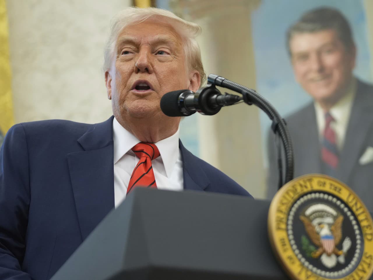 Americký prezident USA Donald Trump v Oválnej pracovni Bieleho domu vo Washingtone 