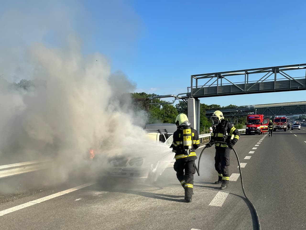 Požiar automobilu na rýchlostnej ceste