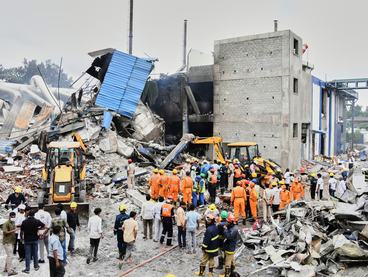 Na snímke príslušníci záchranných služieb zasahujú na mieste výbuchu v chemickej továrni pri meste Hajdarábad, ktoré je metropolou indického štátu Telangána