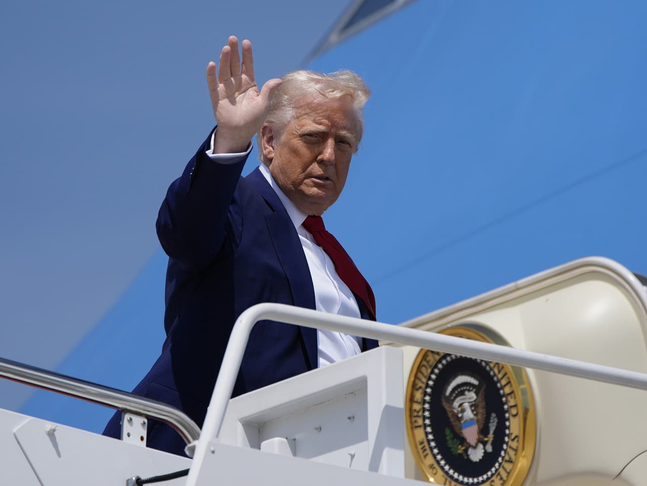 Prezident USA Donald Trump nastupuje do Air Force One
