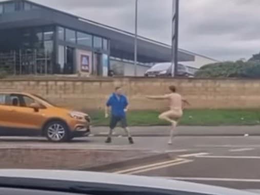 Nahý muž v Manchestri ohrozoval premávku na kruhovom objazde. Dokonca chcel zbiť vodiča a ukradnúť mu auto, v ktorom sedeli dve deti.