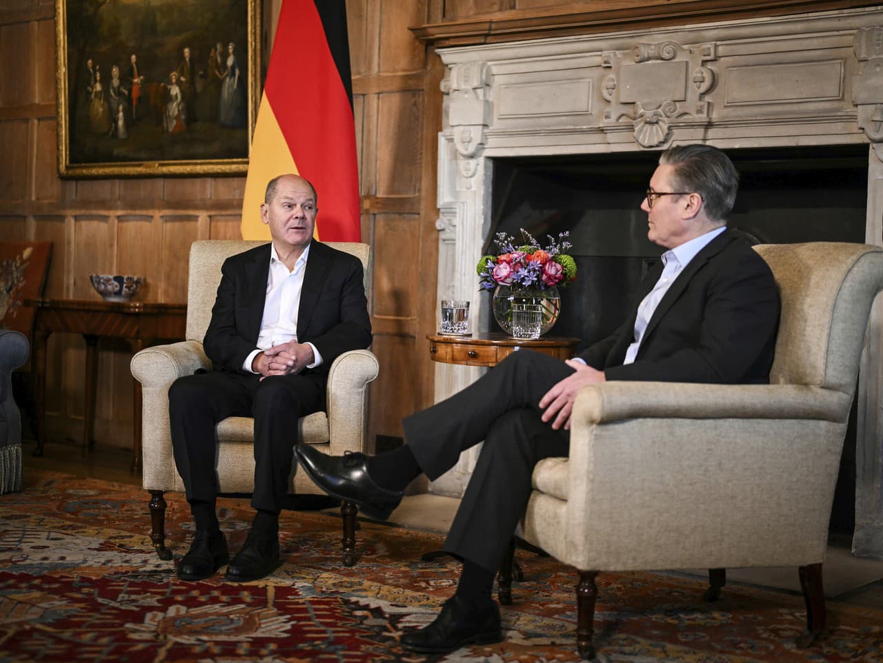 Nemecký kancelár Olaf Scholz a britský premiér Keir Starmer.