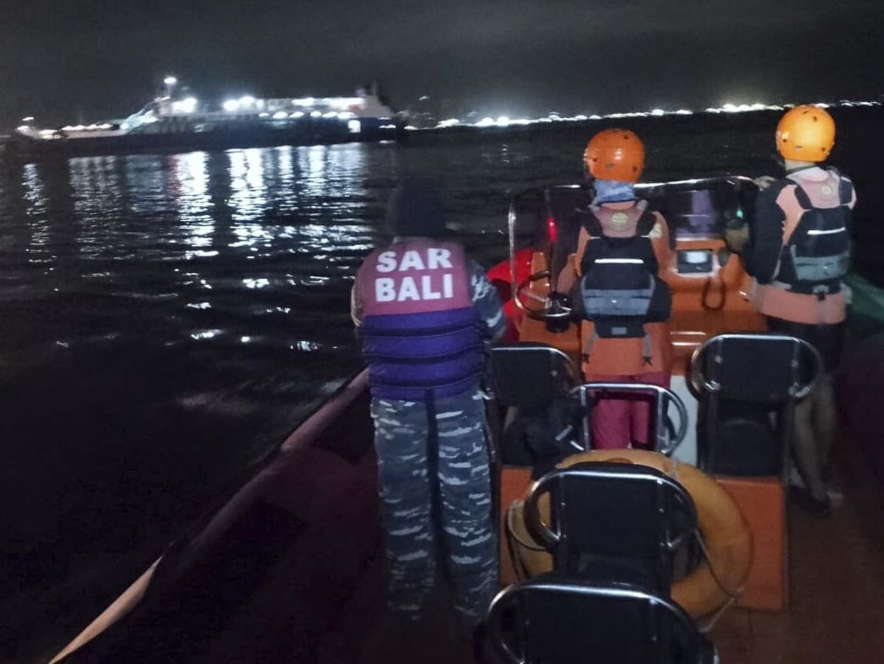 Záchranári hľadajú obete po potopení trajektu smerujúceho na letovisko Bali pri meste Ketapang na východnej Jáve v Indonézii 