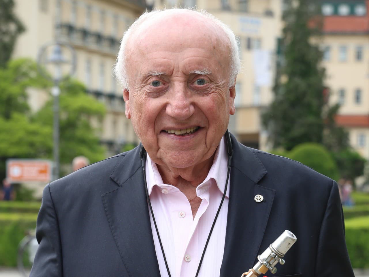 Felix Slováček v Piešťanoch na otvorení výstavy Alfonza Muchu