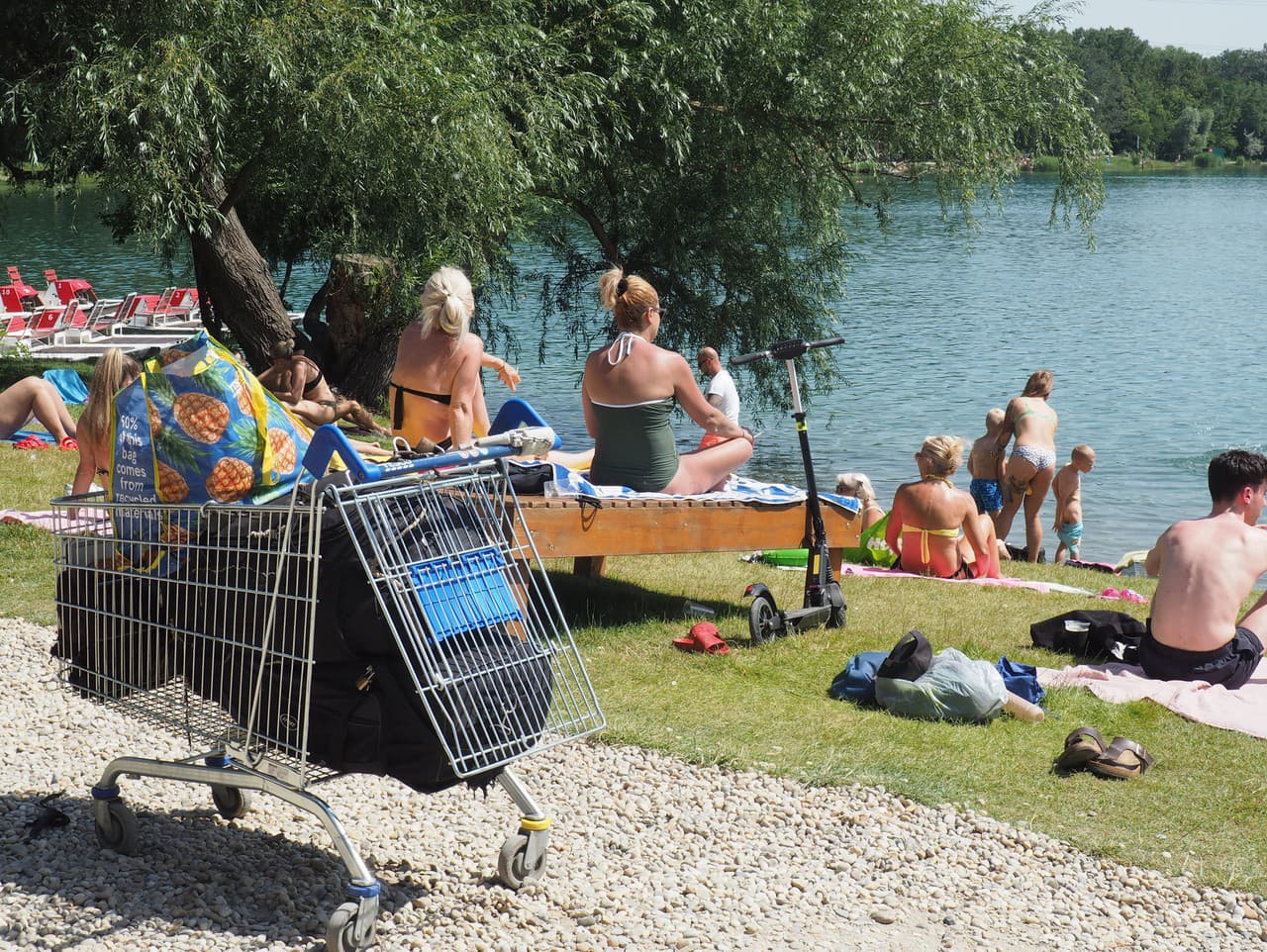 Ľudia na jazere Veľký Draždiak v Petržalke