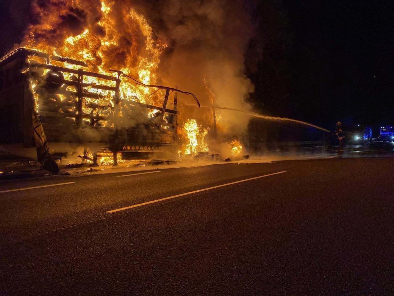 Hasiči zasahovali v noci pri požiari kamióna