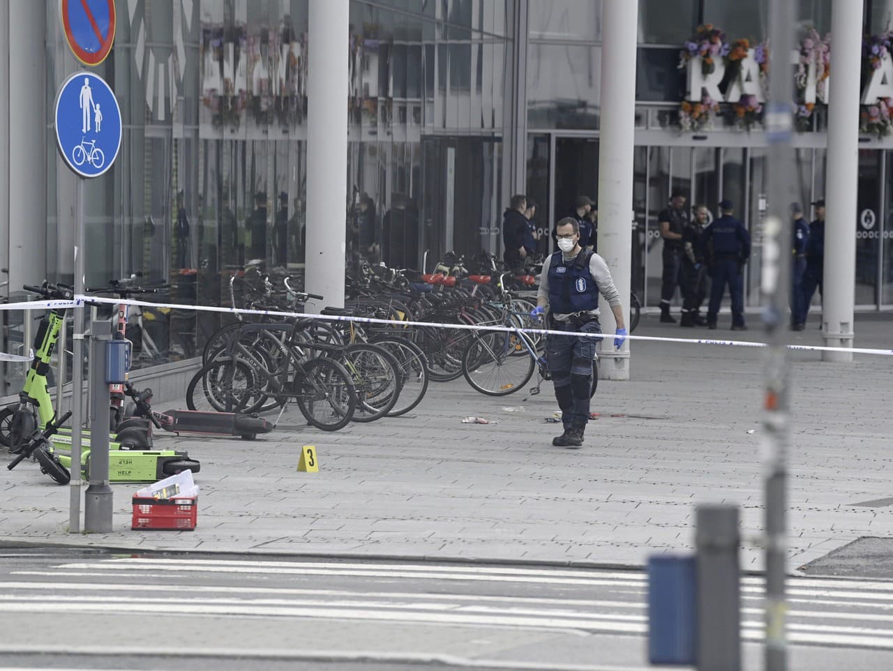 V blízkosti nákupného centra v Tampere útočník pobodal štyroch ľudí
