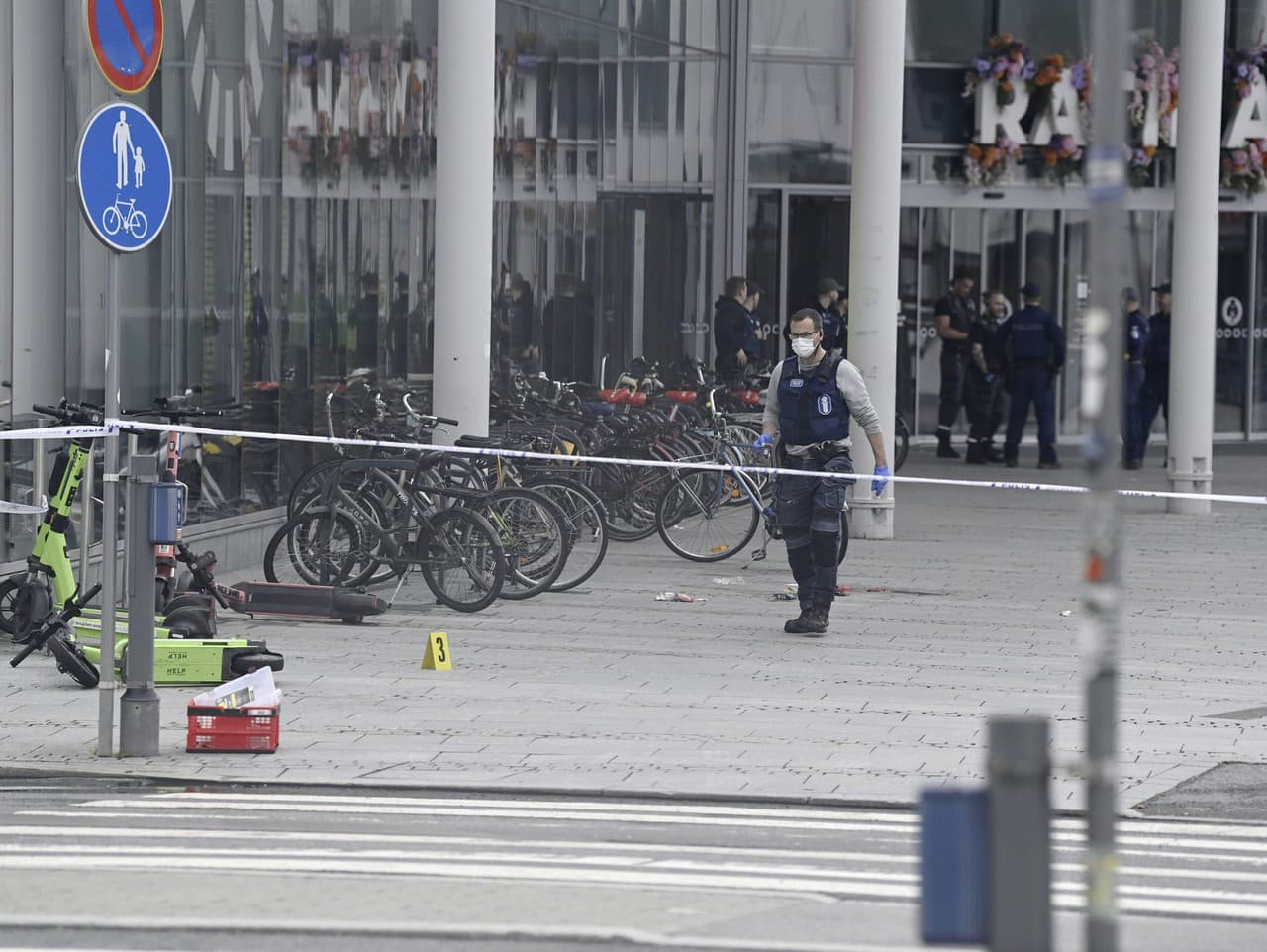 V blízkosti nákupného centra v Tampere útočník pobodal štyroch ľudí