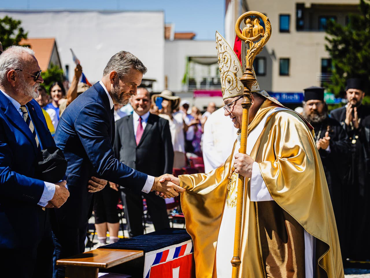 Prezident SR Peter Pellegrini (druhý sprava) počas slávnostnej svätej omše pri príležitosti Národnej púte k sv. Cyrilovi a Metodovi pri príležitosti podujatia Nitra Milá Nitra