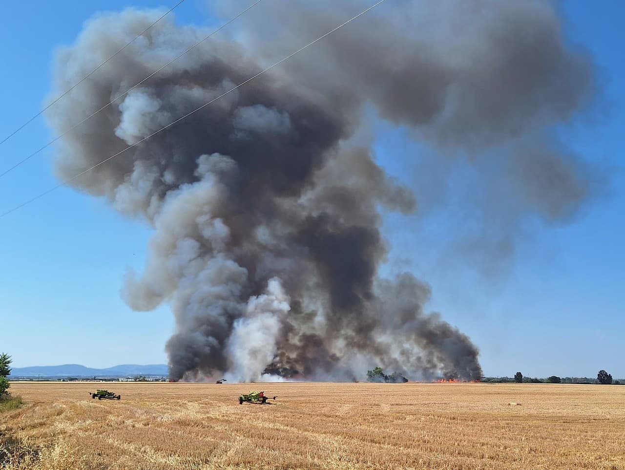 Pri obci Reca horelo obilie, pozorovať sa dal aj vzdušný vír