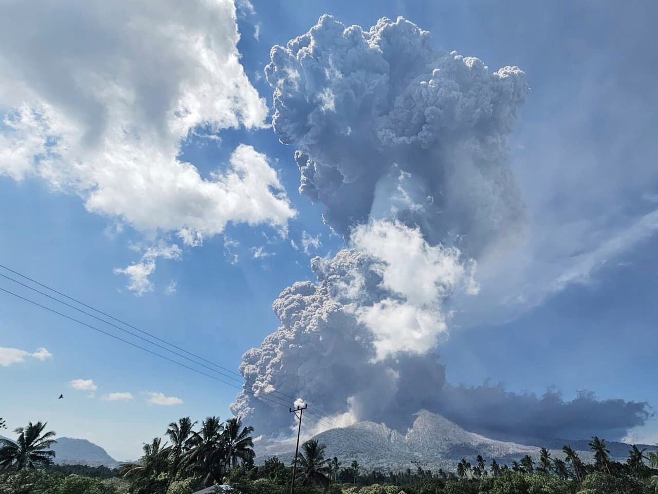 Sopka Lewotobi Laki-Laki