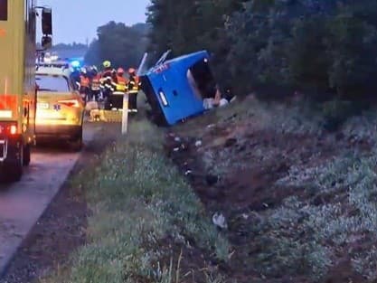 Na diaľnici D2 na 29. kilometri v smere na Brno sa prevrátil autobus. Hlásia zranených a na mieste zasahujú záchranári. 