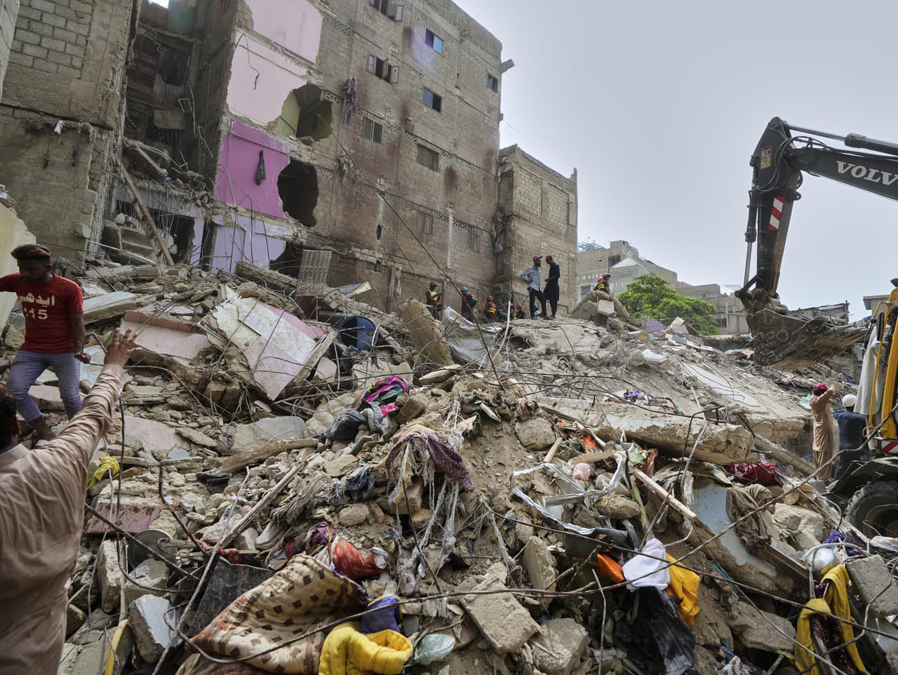 Zrútenie budovy v Pakistane