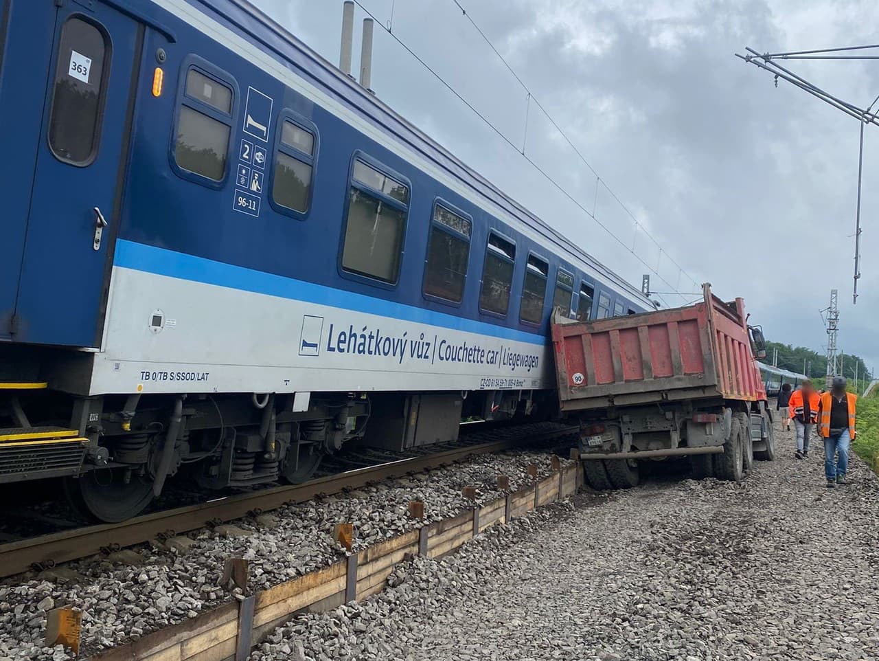 V úseku Zohor - Devínska Nová Ves došlo k zrážke vlaku s vozidlom