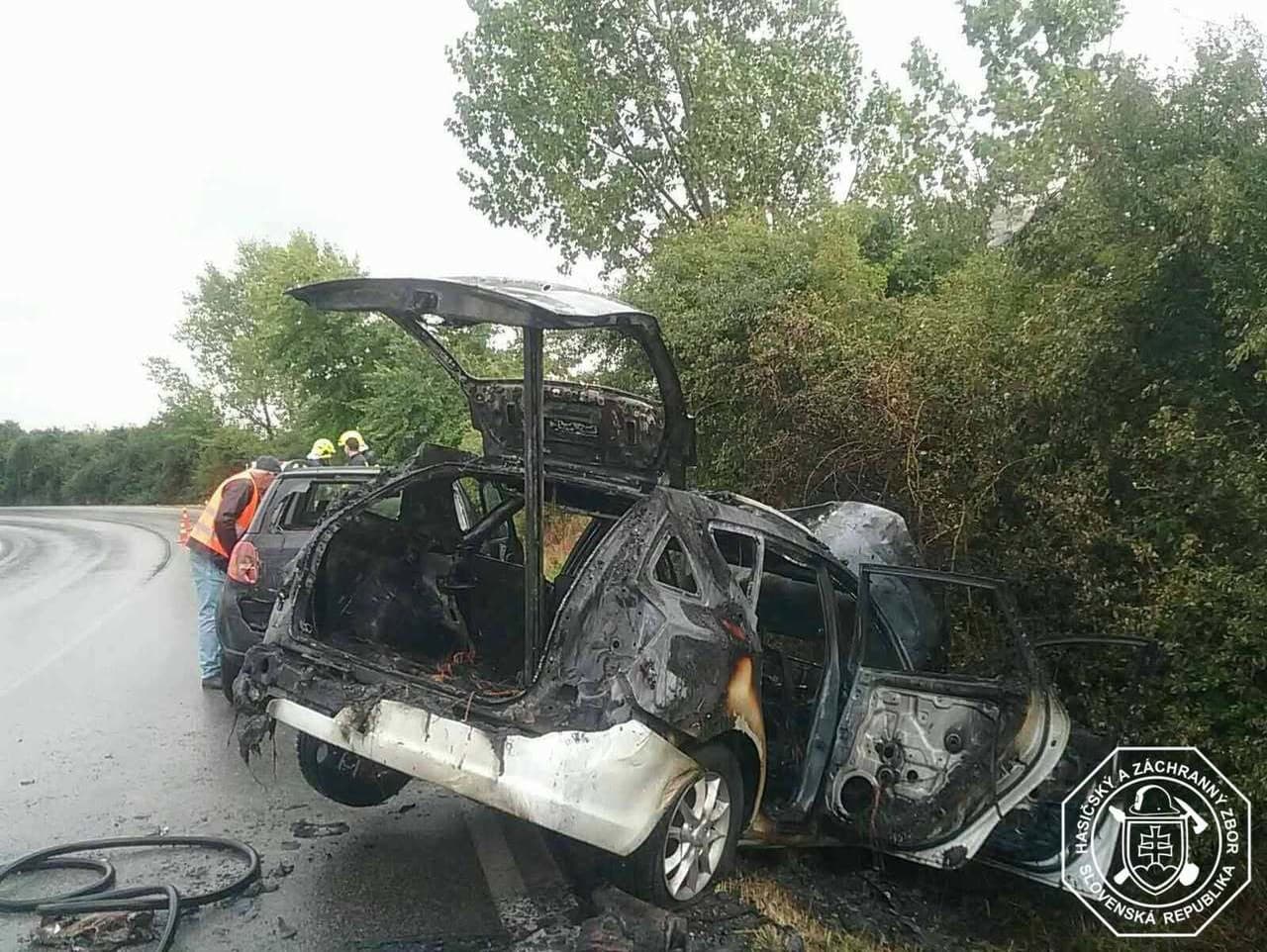 Hasiči zasahovali pri požiari dvoch áut po nehode pri Slovenskom Grobe