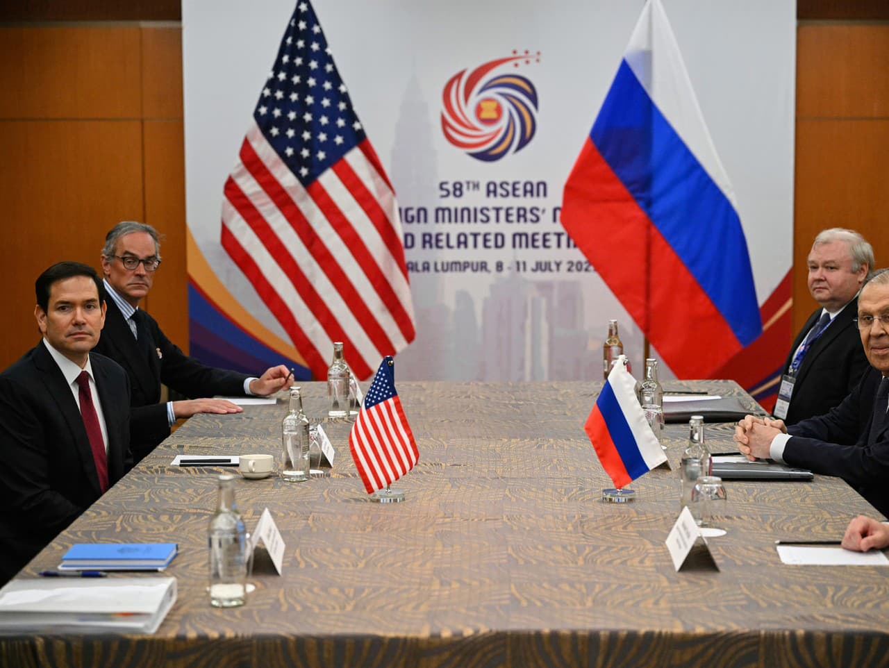 Americký minister zahraničných vecí Marco Rubio (vľavo) s ruským ministrom zahraničných vecí Sergejom Lavrovom (vpravo) na summite ministrov zahraničných vecí krajín ASEAN v Kuala Lumpur 