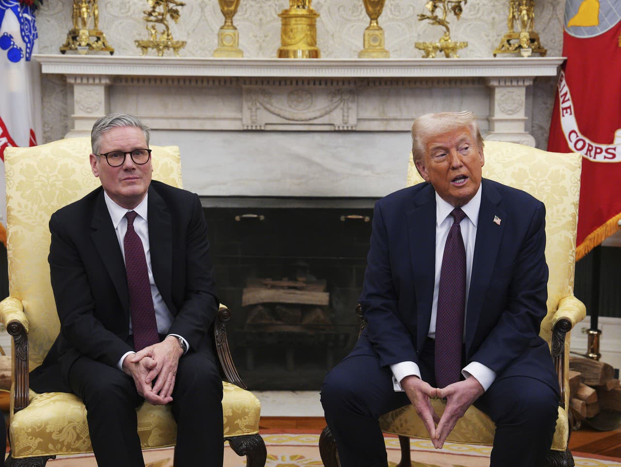 Britský premiér Keir Starmer s americkým prezidentom Donaldom Trumpom v Oválnej pracovni Bieleho domu počas oficiálnej návštevy.  