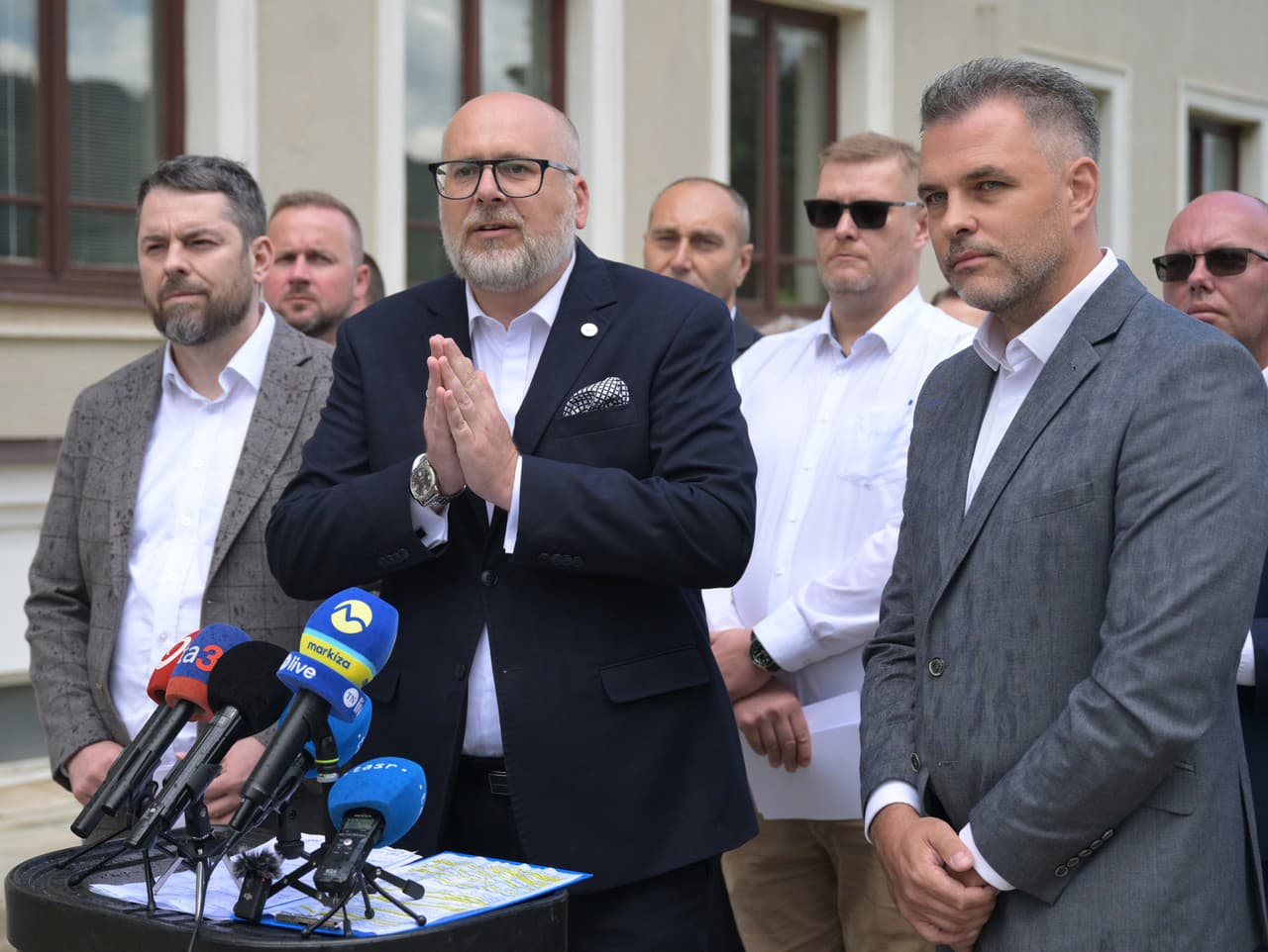 Na snímke zľava v popredí riaditeľ ÚPSVaR Peter Ormandy, štátny tajomník MV SR Michal Kaliňák a prednosta Okresného úradu Gelnica Anton Bašniar počas tlačovej konferencie.
