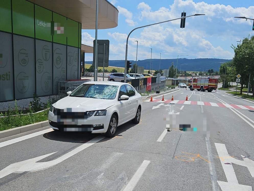 O život prišla staršia chodkyňa.